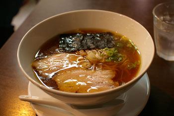 横浜西口エリアのラーメン店「麺や維新」のラーメン