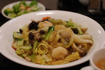 新横浜にある中華料理店「盤古殿」の五目あんかけ焼そば