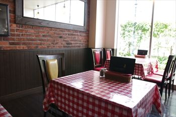 横浜作木町にあるレストラン「元町倶楽部」の店内