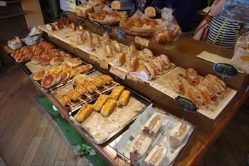 横浜港北区新吉田にあるパン屋「ひげのパン屋」の店内
