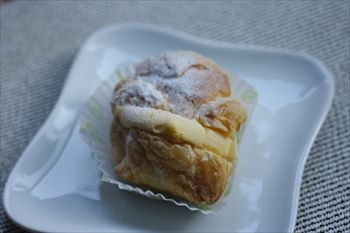 横浜綱島にある洋菓子店「ヴェルプレ」のシュークリーム