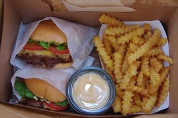 横浜みなとみらいの「シェイクシャック」のハンバーガーとポテト