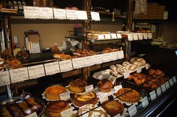 横浜青葉台にあるケーキショップ「ピュイサンス(PUISSANCE)」の店内