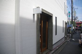 横浜大倉山にあるコーヒーショップ「テラコーヒー」の外観