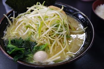 横浜子安にある家系ラーメンのお店「すずき家」のネギラーメン