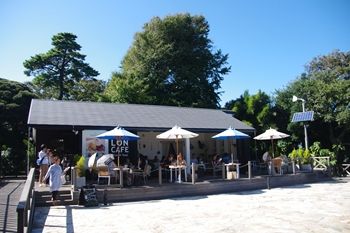 江ノ島にあるカフェ「ロンカフェ」の外観