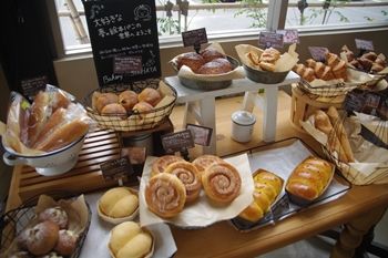 横浜青葉台にあるパン屋「サシハタベーカリー」の店内
