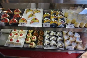 横須賀汐入にあるカフェ「アトリエカフェ」の店内