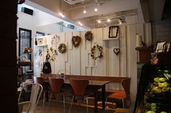 横浜石川町にあるカフェ「ナチュラルフーズカンパニー」の店内