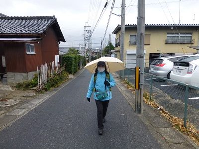 019 傘を差して旅歩き