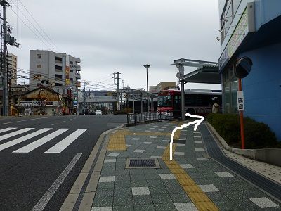 057 分岐(バスに沿って右折)