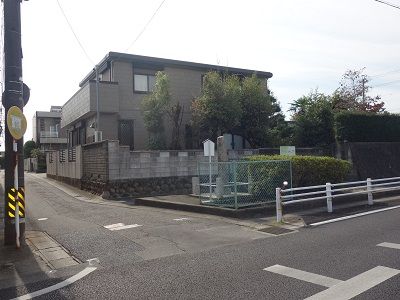 067 道標と生垣の眺め