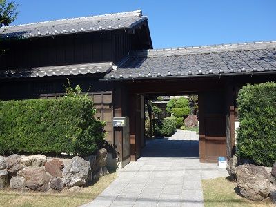 076 古い門構えの家