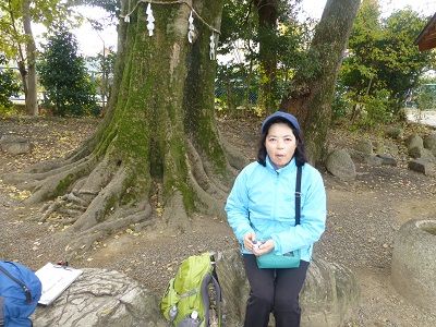 104 石坐神社境内で休憩