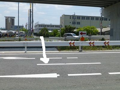 025 県道31号・ガードレールを跨いで渡る