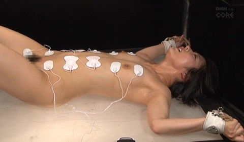 【阿部乃みく】手足を拘束されたまま執拗な電マ責めで電流アクメする黒髪美人娘のポルチオ開発実験