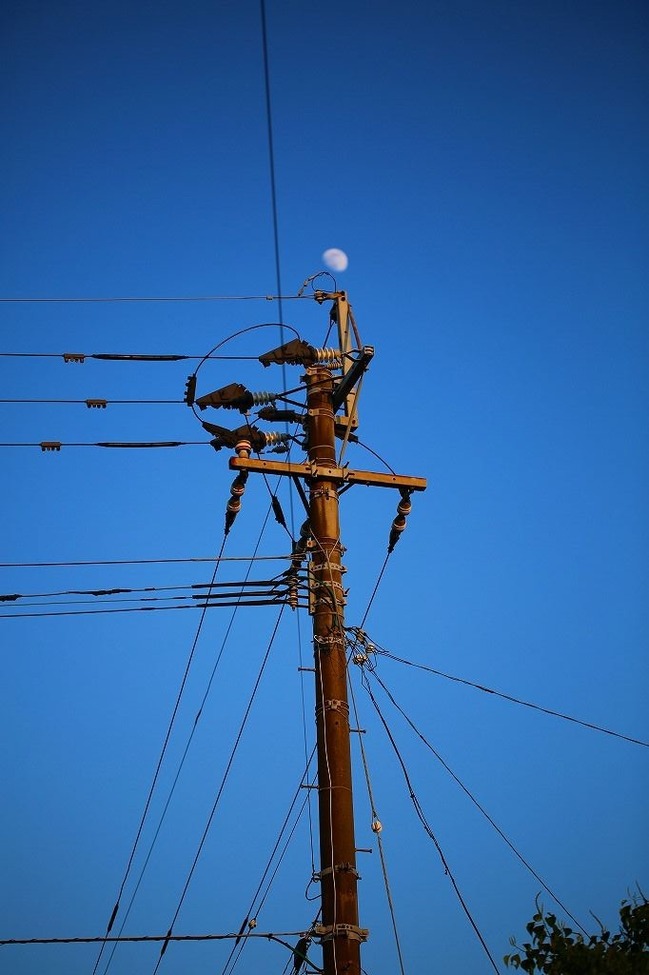 月と電柱