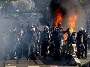 France car burning 2
