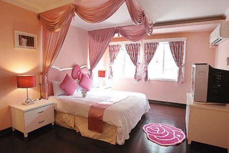 Pink-Girl-Hello-Kitty-Bedroom-Interior-Decorating-Ideas