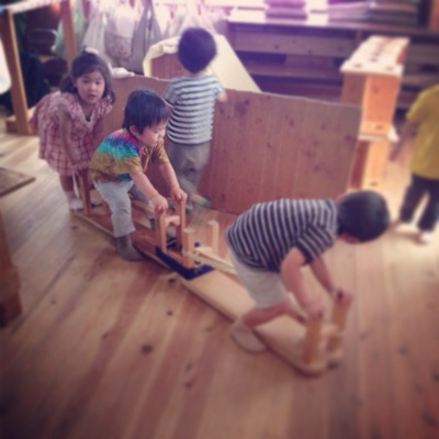 シュタイナー幼稚園 木のおもちゃ 自然素材 シュタイナー教育 やすらぎ のびのび いきいき nemury ネムリー