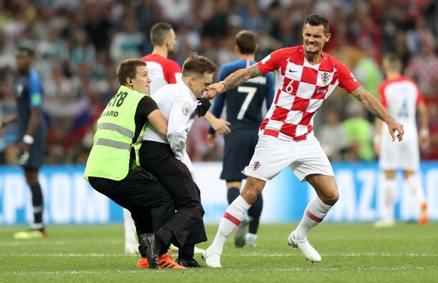 ◆悲報◆W杯決勝の乱入者クロアチアDFロブレンにしばかれる