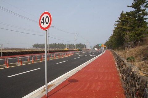 主要道が40km/h制限なのに裏道の住宅街は60km/hの法定速度の日本wwwwwwwww