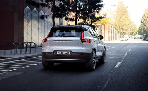 2019-volvo-xc40-rear