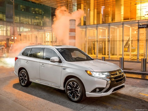 Mitsubishi-Outlander_PHEV-2017-1600-01