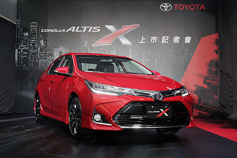 2017-Toyota-Corolla-X-facelift-front-three-quarters