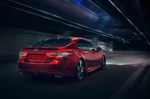 2018-Toyota-Camry-XSE-rear-three-quarter-in-motion-01