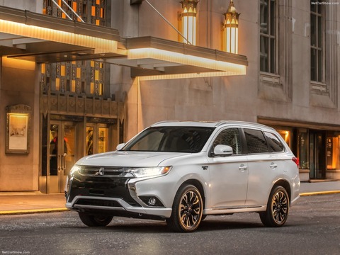 Mitsubishi-Outlander_PHEV-2017-1600-04