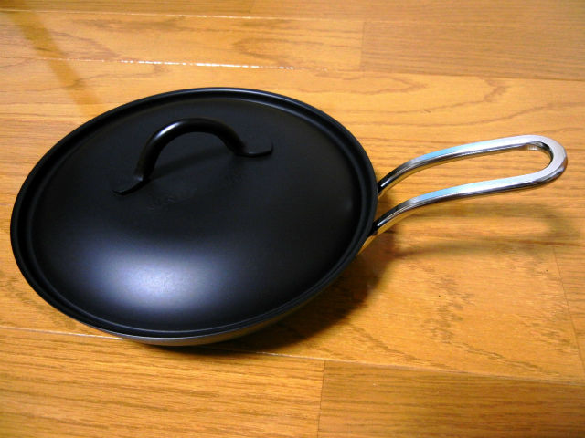 ちびパンに蓋を乗せた状態。 さすが専用リッド。100均の蓋じゃこうはキマりません。