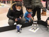 ロボット操作を楽しむ子供たち3