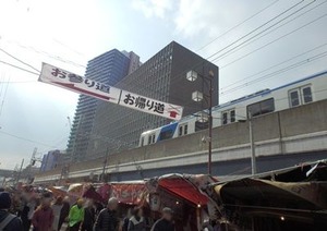 線路沿いの参道1