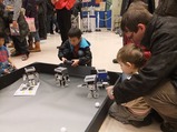 ロボット操作を楽しむ子供たち