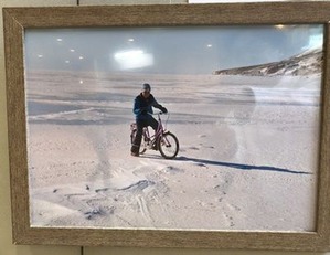 雪原で自転車に乗るシオラパルク村の小学生
