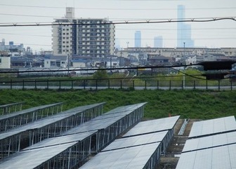 取り付けられた太陽光パネルUP