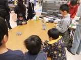 ロボット操作を楽しむ子供たち1