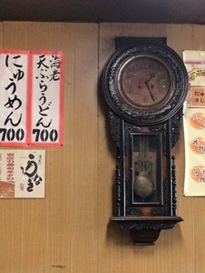 栄寿司さん店内の古い掛け時計