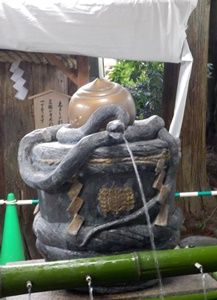 大神神社のヘビの手水