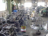 工場内の製鎖機械