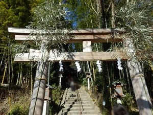 久延彦神社への階段入り口前