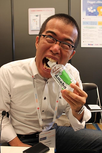 Amebaの水に噛みつく田端さん