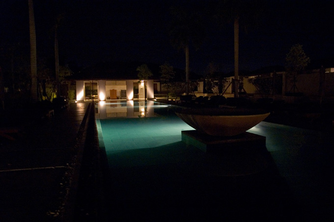 夜プール