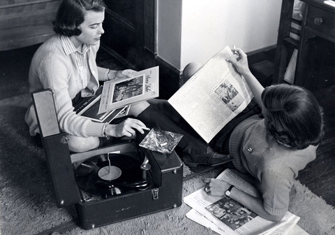 ashtray-on-a-turntable
