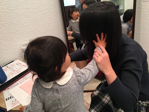 髪なでる