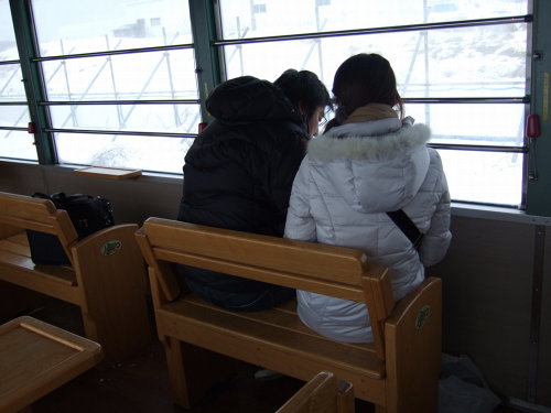 ベンチ席