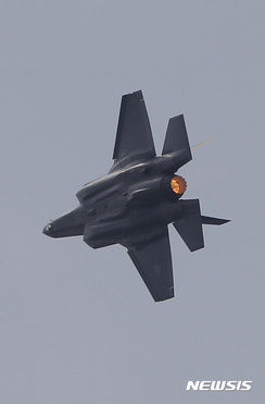 日で組み立てられた最初のF-35Aの試験飛行で緊急着陸