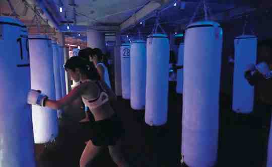 日女性たち魅入る '闇のフィットネス'