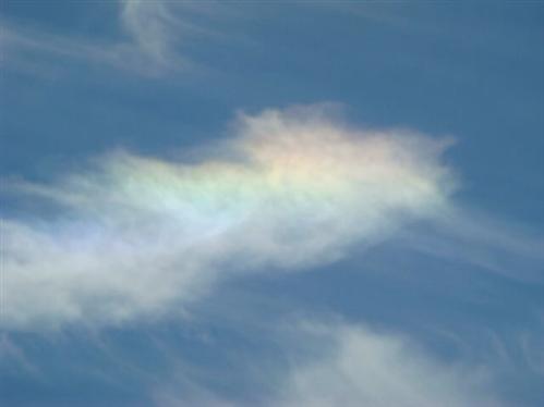 にじ色の雲のアップ